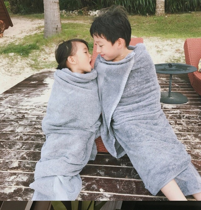 Gia đình "chất" khỏi bàn từ bố mẹ đến con cái, đi đến đâu cũng trở thành tâm điểm chú ý ảnh 8