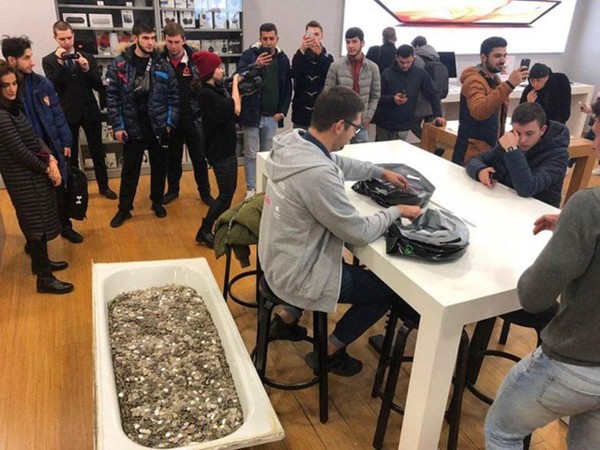 Nga: Nhóm thanh niên vác cả... bồn tắm tiền xu đi mua iPhone XS ảnh 1
