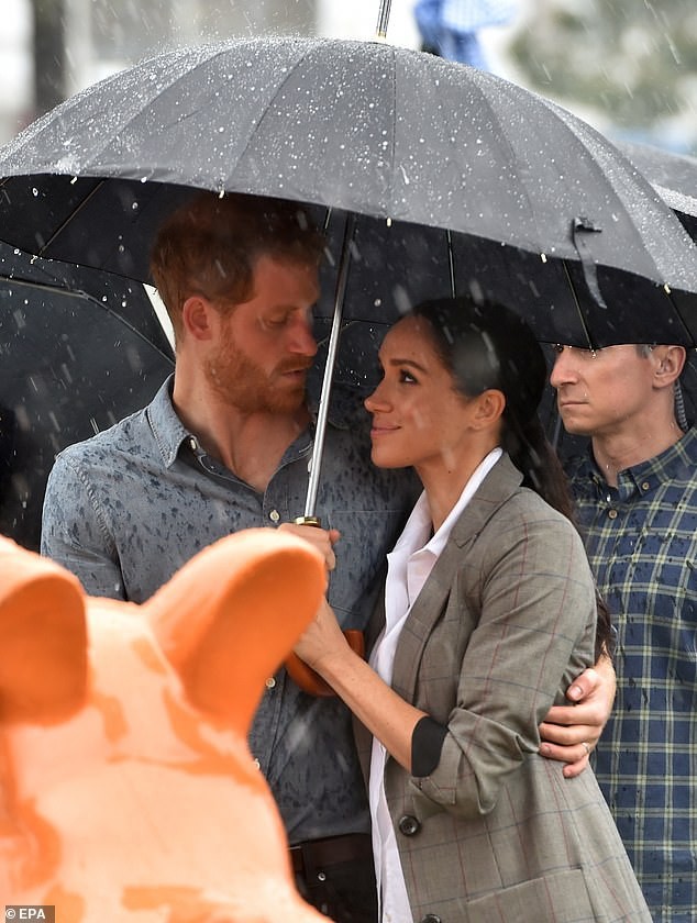 Hoàng tử William đã có hành động "gây sốc" với vợ sau sự xuất hiện của công nương Meghan ảnh 1