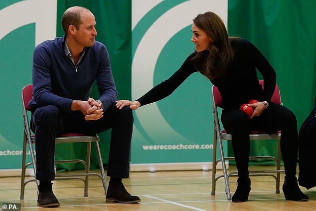 Hoàng tử William đã có hành động "gây sốc" với vợ sau sự xuất hiện của công nương Meghan ảnh 3