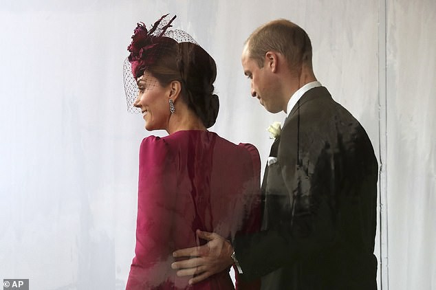 Hoàng tử William đã có hành động "gây sốc" với vợ sau sự xuất hiện của công nương Meghan ảnh 4