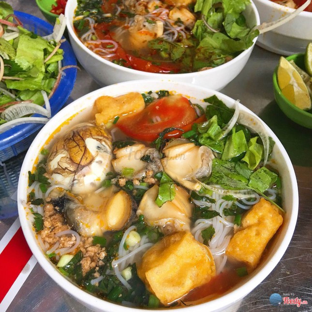 No căng bụng với "bún ốc trứng lộn" vàng thơm siêu chất ở Hà Nội ảnh 2