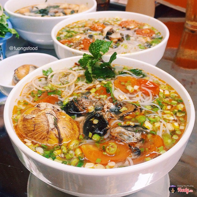 No căng bụng với "bún ốc trứng lộn" vàng thơm siêu chất ở Hà Nội ảnh 3