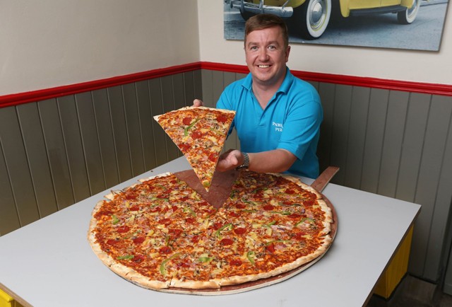 Ăn một cái pizza thôi, nhưng là thách thức chưa ai vượt qua của những tín đồ ẩm thực ảnh 1