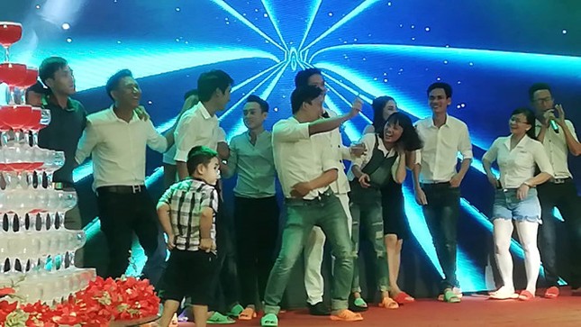 "Biệt đội dép tổ ong" đủ màu sắc hào hứng đến đám cưới ở Bình Thuận ảnh 3