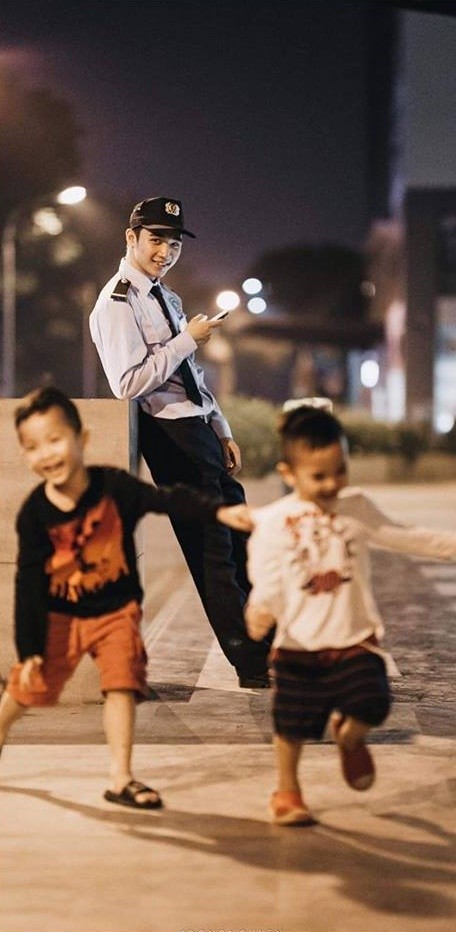 Anh bảo vệ khu chung cư bất ngờ nổi tiếng MXH vì bức ảnh chụp lén quá đẹp trai ảnh 2
