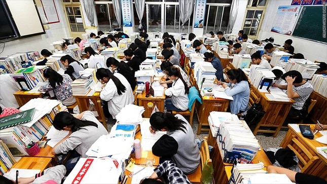 Gaokao - kỳ thi ĐH khốc liệt ở Trung Quốc: Có thể bị phạt tù 7 năm nếu gian lận ảnh 2