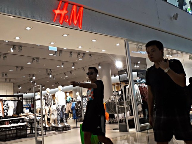 Thái Lan bắt giữ 4 người Việt tình nghi lấy cắp quần áo hàng hiệu ảnh 1