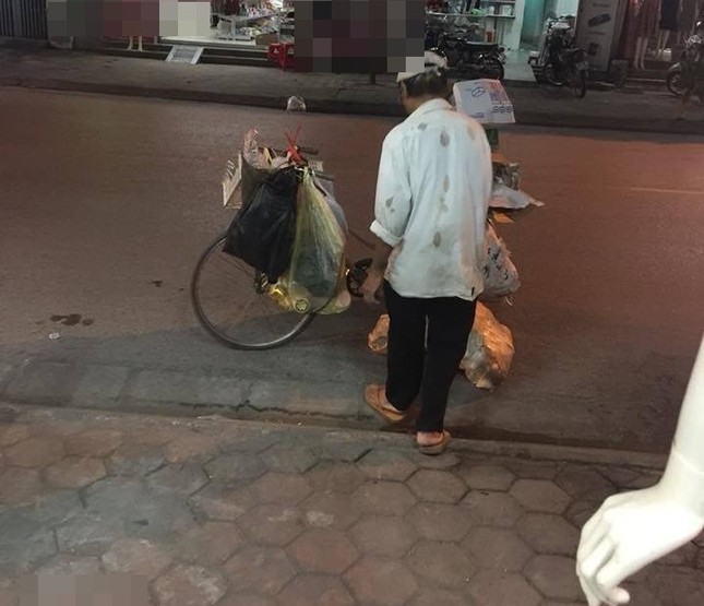 Người đàn ông đứng trước cửa hàng quần áo nữ và câu chuyện phía sau khiến người đọc nghẹn ngào ảnh 3