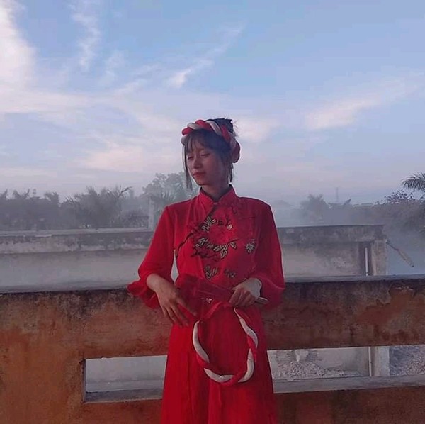 Phản ứng trái chiều của dân mạng khi học sinh chụp ảnh trước khung cảnh trường bị đập phá ảnh 3
