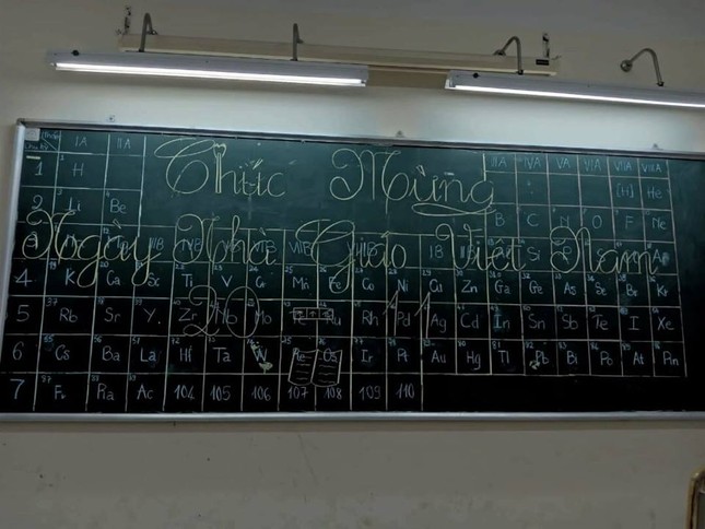 Hài hước team chăm học: "Quẩy" 20/11 vẫn không quên ôn bài ảnh 4