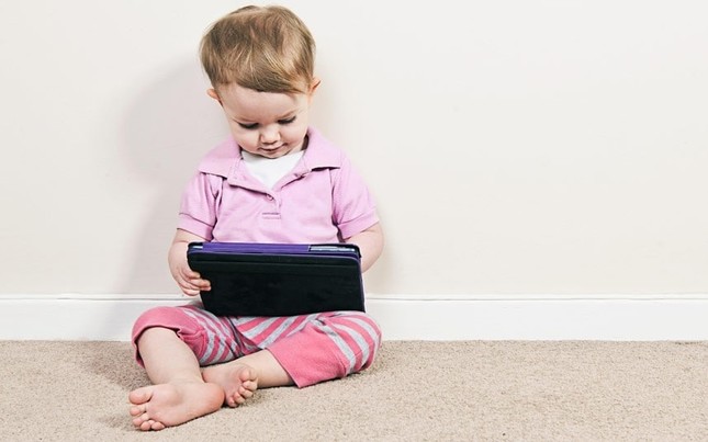 Bé gái 6 tuổi lên cơn động kinh và liệt tay trái do liên tục sử dụng iPad và xem tivi ảnh 1