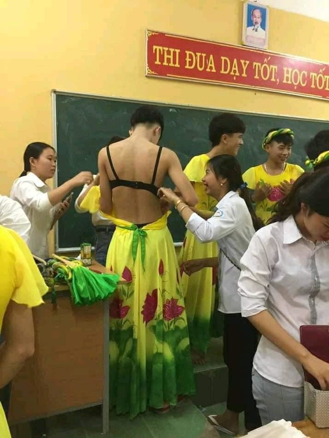 Con trai "lớp người ta" giả gái "lầy lội" đi diễn văn nghệ ngày 20/11 ảnh 3