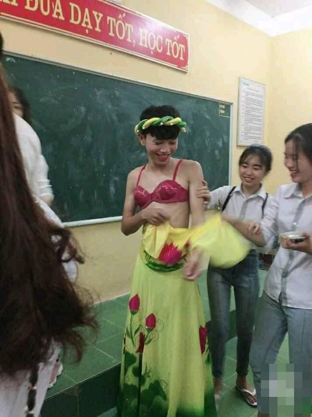 Con trai "lớp người ta" giả gái "lầy lội" đi diễn văn nghệ ngày 20/11 ảnh 2