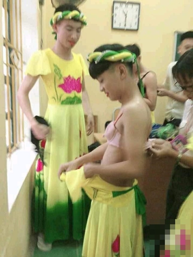 Con trai "lớp người ta" giả gái "lầy lội" đi diễn văn nghệ ngày 20/11 ảnh 4