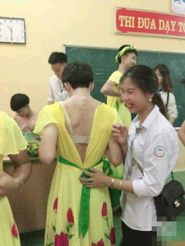 Con trai "lớp người ta" giả gái "lầy lội" đi diễn văn nghệ ngày 20/11 ảnh 5