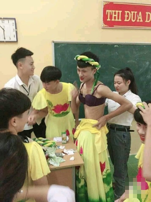 Con trai "lớp người ta" giả gái "lầy lội" đi diễn văn nghệ ngày 20/11 ảnh 6
