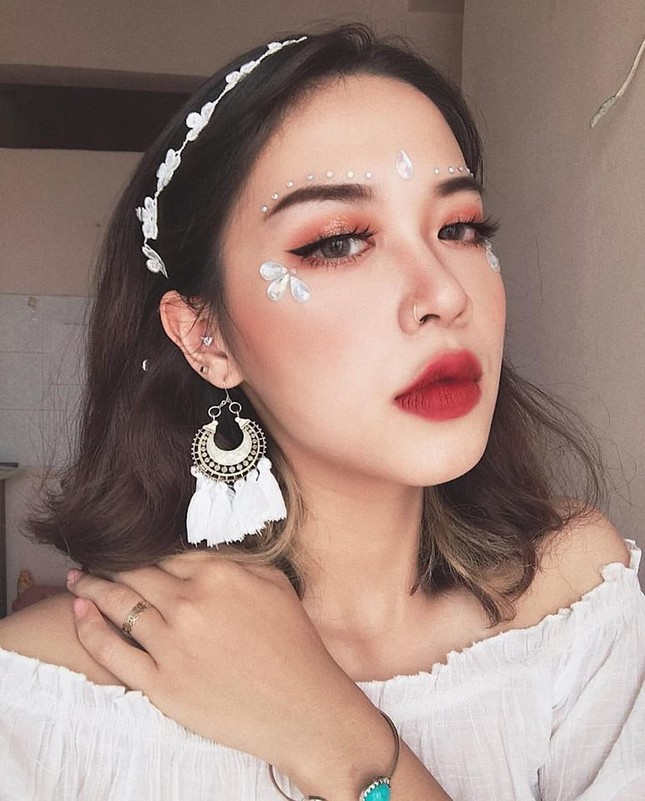 Học ngay những cách trang điểm siêu bắt mắt từ hot Instagram xinh đẹp Hoa Trang ảnh 3