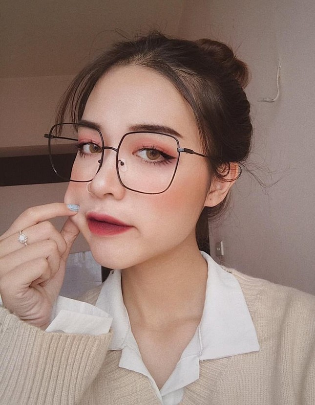 Học ngay những cách trang điểm siêu bắt mắt từ hot Instagram xinh đẹp Hoa Trang ảnh 8