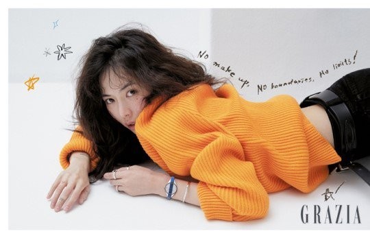 Bỏ kiểu trang điểm đậm quen thuộc, HyunA tự tin khoe mặt mộc 100% trên bìa tạp chí! ảnh 1