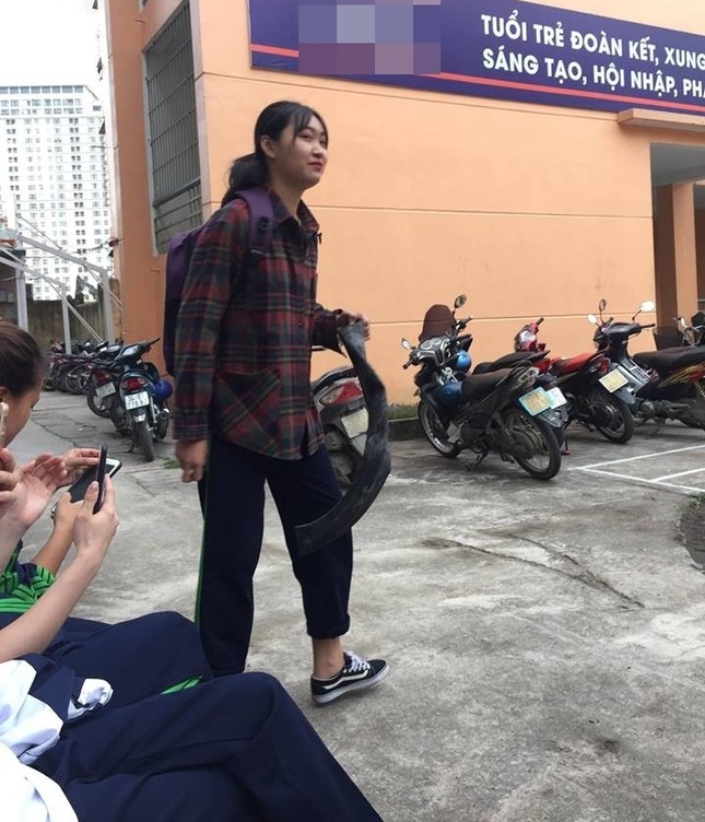 Đi học trễ, nữ sinh vác cả săm xe thủng để làm bằng chứng nhưng vẫn nhận cái kết đắng ảnh 1