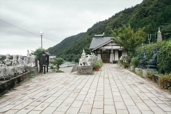 Góc hết hồn: Công viên bỏ hoang với 800 bức tượng cười mỉm bí hiểm ở Nhật Bản ảnh 6