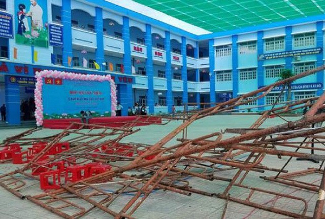 Vụ sập giàn giáo trong lễ kỷ niệm 20/11: Những bông hoa chưa kịp tặng thầy cô ảnh 1