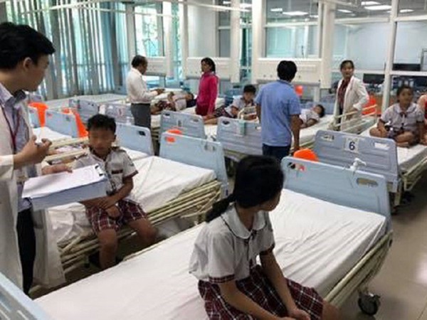 Vụ sập giàn giáo trong lễ kỷ niệm 20/11: Những bông hoa chưa kịp tặng thầy cô ảnh 2