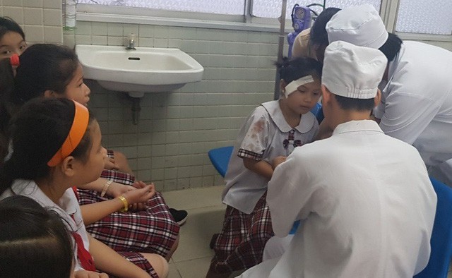 Vụ sập giàn giáo trong lễ kỷ niệm 20/11: Những bông hoa chưa kịp tặng thầy cô ảnh 3