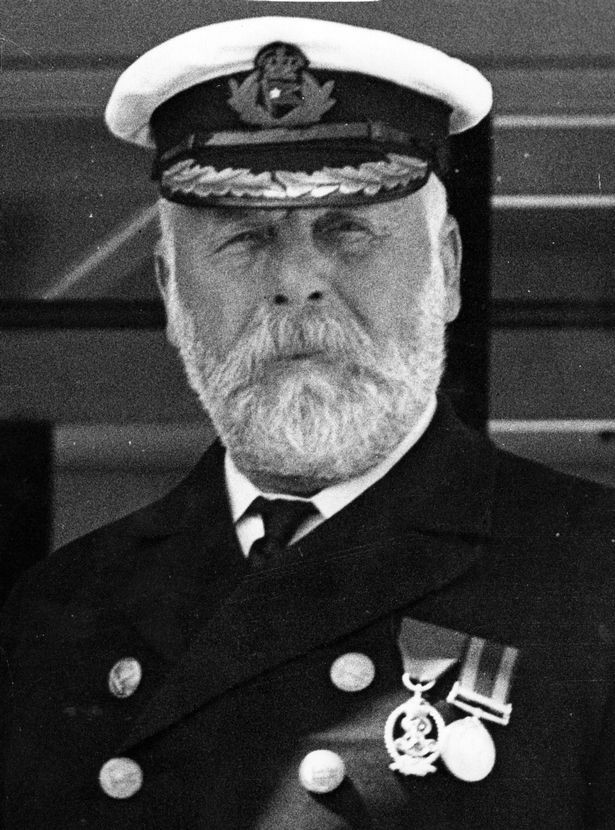Câu chuyện rùng rợn xung quanh chiếc gương “ma ám” của thuyền trưởng tàu Titanic ảnh 2