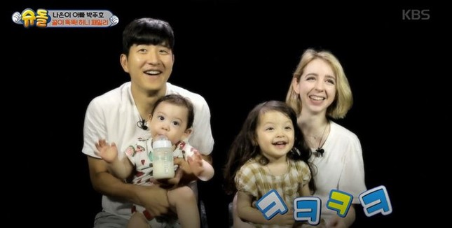 Cô bé lai Hàn Quốc - Thụy Sĩ xinh như búp bê, biết 4 thứ tiếng ảnh 2