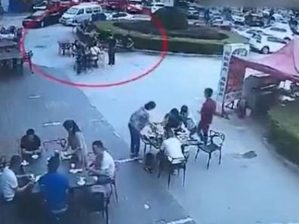 Trung Quốc: Thực khách bị đầu bếp tạt nước sôi vào người vì... chê đồ ăn không ngon ảnh 1