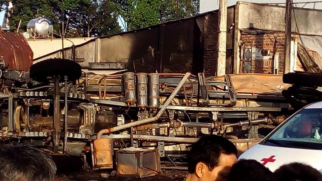 Bình Phước: Tai nạn thảm khốc, xe bồn cháy lan vào nhà dân, ít nhất 6 người tử vong ảnh 2