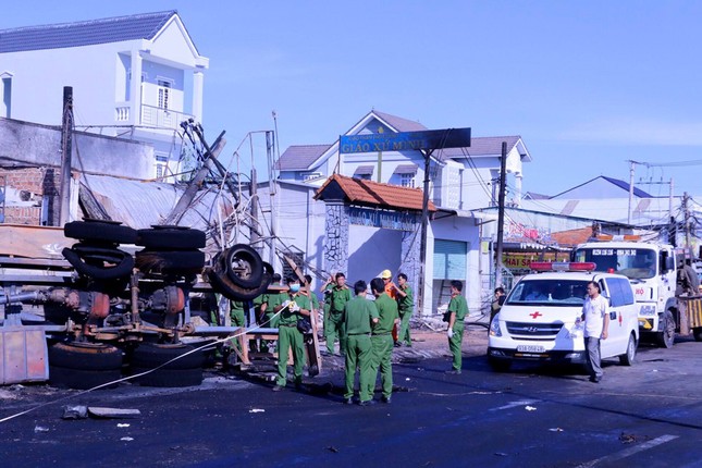 Bình Phước: Tai nạn thảm khốc, xe bồn cháy lan vào nhà dân, ít nhất 6 người tử vong ảnh 3