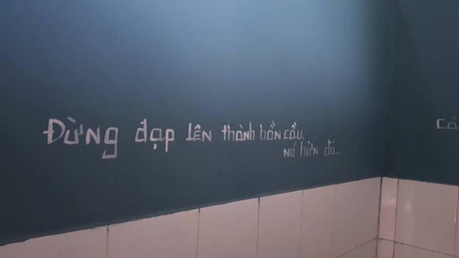 Lời bài hát của Chi Pu trở thành "tôn chỉ" trong... nhà vệ sinh của quán café ảnh 1