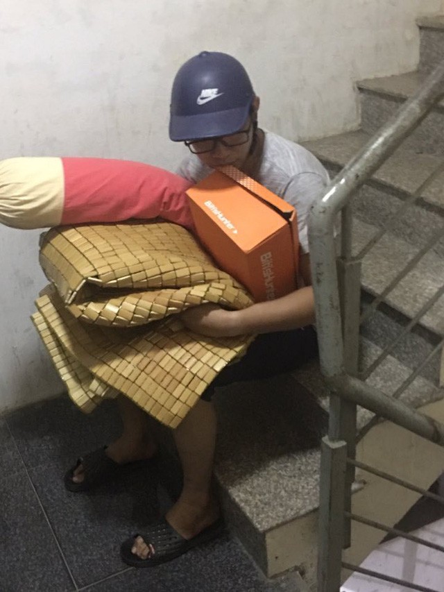Nhậu về muộn bị vợ cho canh cửa, chồng đưa ra lời khuyên khiến ai cũng bật cười ảnh 1