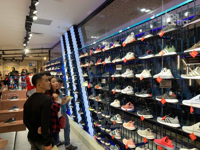 TP.HCM: Đường phố tắc nghẽn, TTTM đông nghịt người xếp hàng "săn sale" Black Friday ảnh 7
