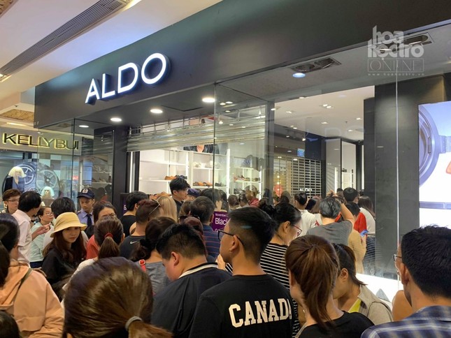 TP.HCM: Đường phố tắc nghẽn, TTTM đông nghịt người xếp hàng "săn sale" Black Friday ảnh 2