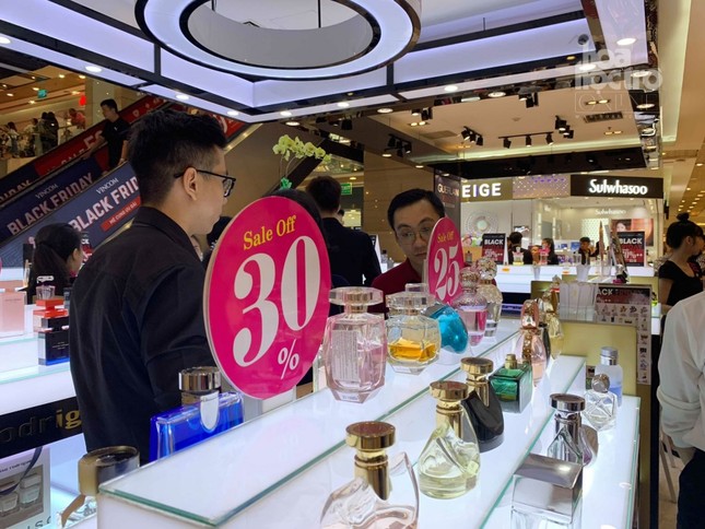 TP.HCM: Đường phố tắc nghẽn, TTTM đông nghịt người xếp hàng "săn sale" Black Friday ảnh 3