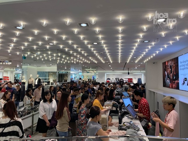 TP.HCM: Đường phố tắc nghẽn, TTTM đông nghịt người xếp hàng "săn sale" Black Friday ảnh 5