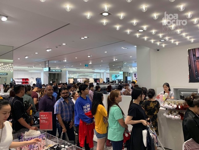 TP.HCM: Đường phố tắc nghẽn, TTTM đông nghịt người xếp hàng "săn sale" Black Friday ảnh 6