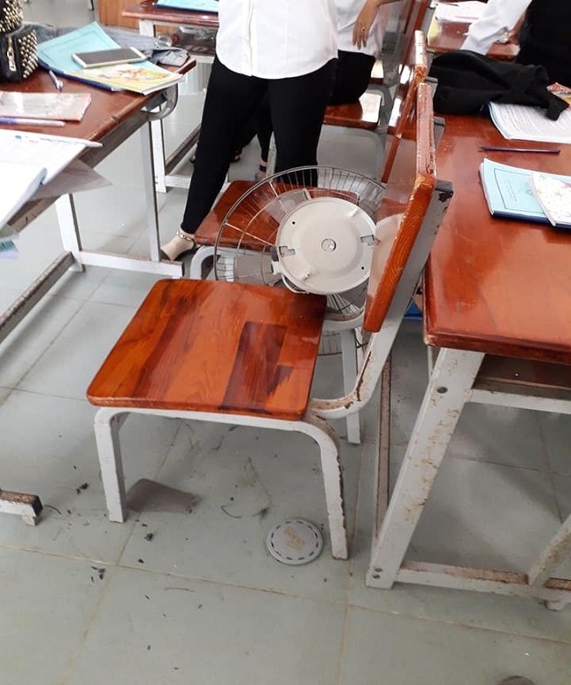 Nỗi sợ muôn thuở của học sinh: Quạt rơi trúng người! ảnh 1