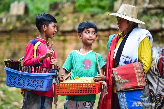 Cậu bé bán rong nói được 16 thứ tiếng đổi đời sau một đêm ảnh 1