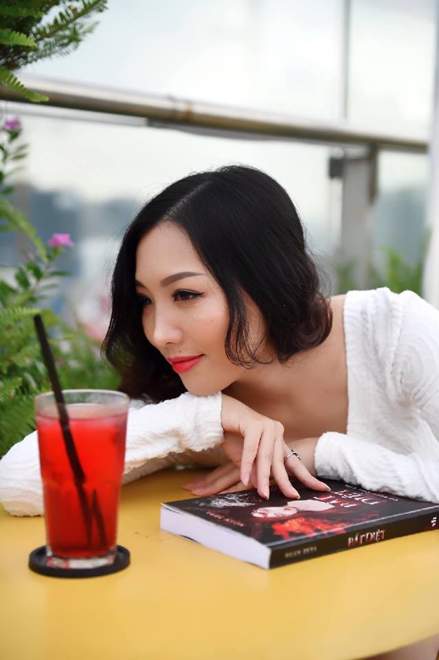 Ngân Zeta - cô bạn 9X và hành trình "xuất xưởng" cuốn tiểu thuyết "lạ" đầu tay ảnh 1
