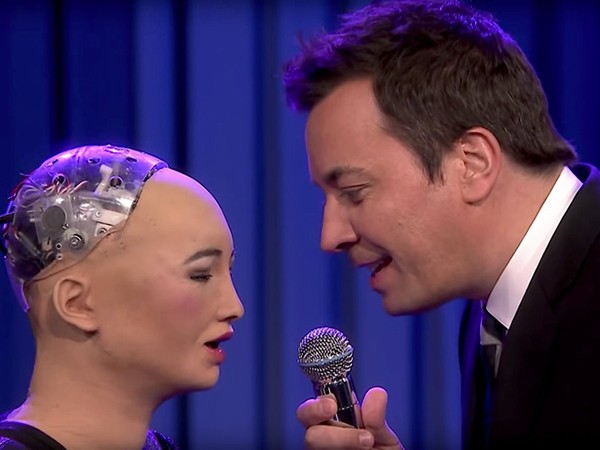 Robot Sophia hát karaoke như người thật khiến cả thế giới choáng váng ảnh 1