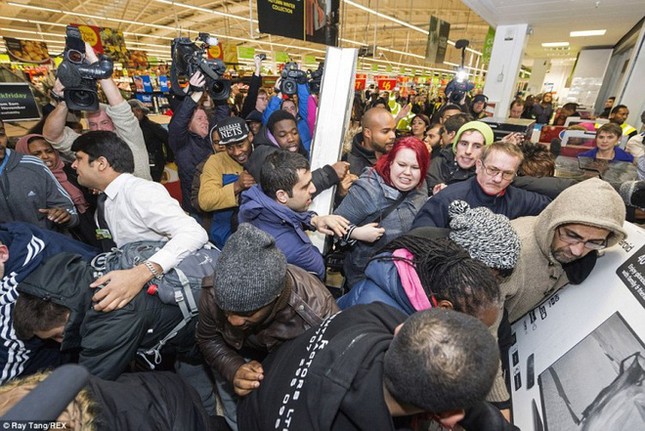 Black Friday tại Mỹ: 10 người chết, 111 người bị thương do chen lấn, ẩu đả lúc mua sắm ảnh 1