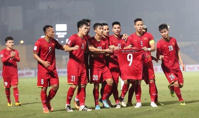 Khoảnh khắc đẹp trận Việt Nam - Campuchia: Quang Hải bóp chân giúp đội bạn, đồng đội "gọi tên" Văn Toàn ảnh 4