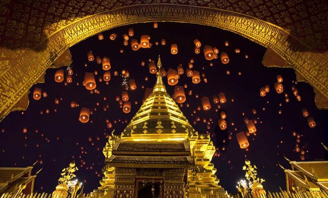 Trời đêm Chiang Mai huyền ảo trong lễ hội đèn trời Yee Peng ảnh 1