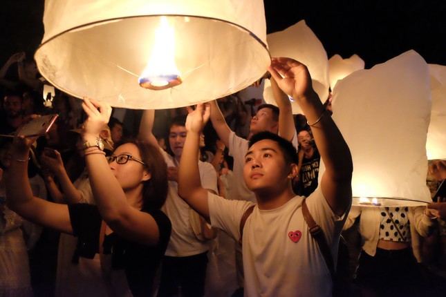 Trời đêm Chiang Mai huyền ảo trong lễ hội đèn trời Yee Peng ảnh 3