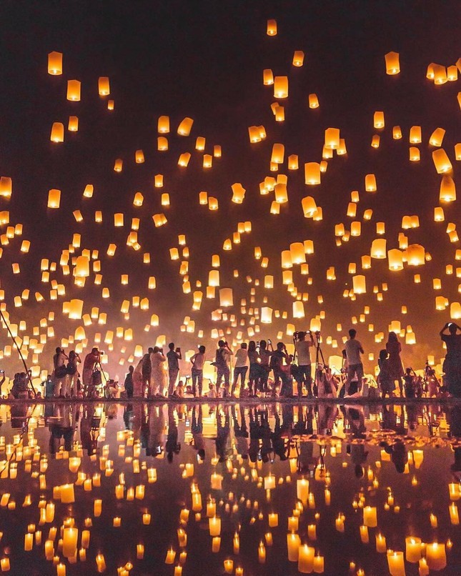Trời đêm Chiang Mai huyền ảo trong lễ hội đèn trời Yee Peng ảnh 10